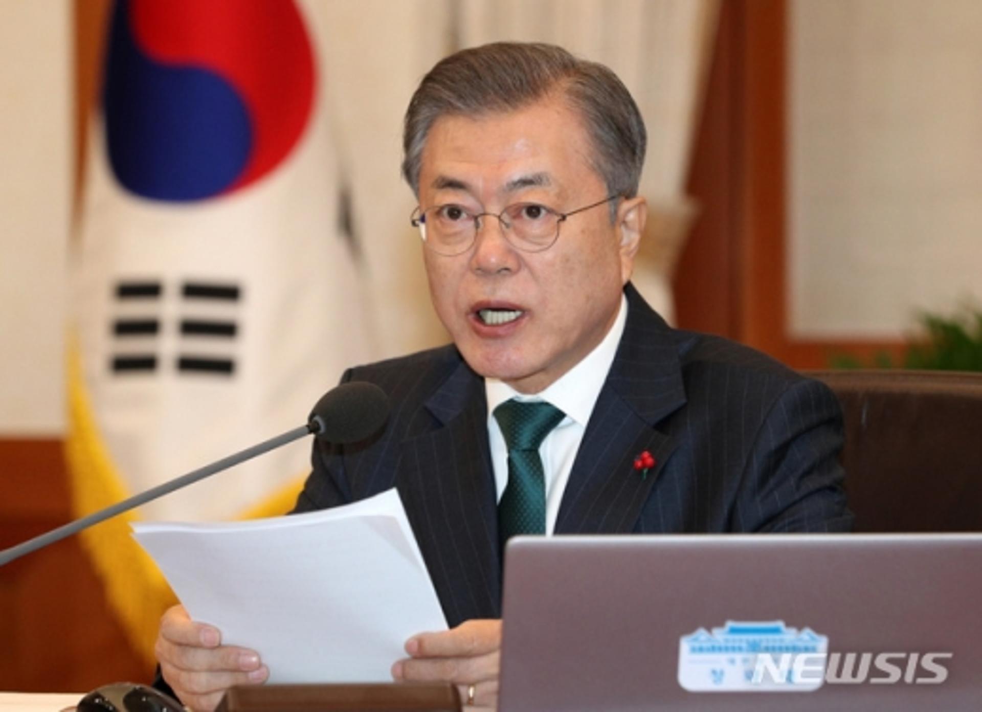 문 대통령 "카드수수료 개편, 자영업자 숨통 트이길"
