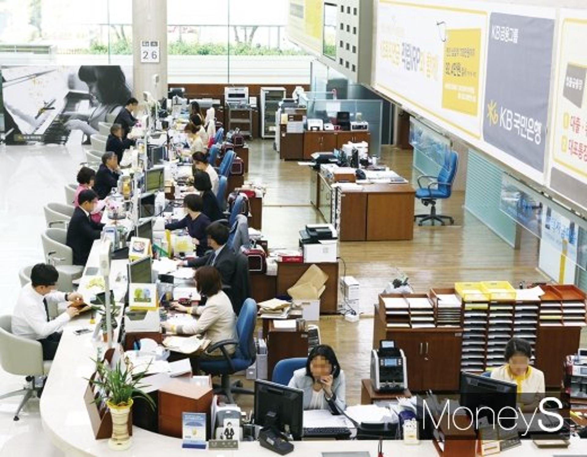 아직도 ‘칼퇴’ 눈치 보는 은행원