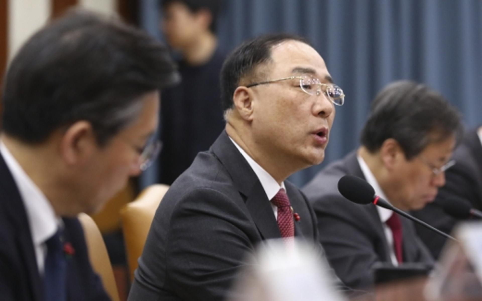 홍남기 부총리 “수출 두달 연속 감소 예상… 활력제고 방안 다음달 확정”