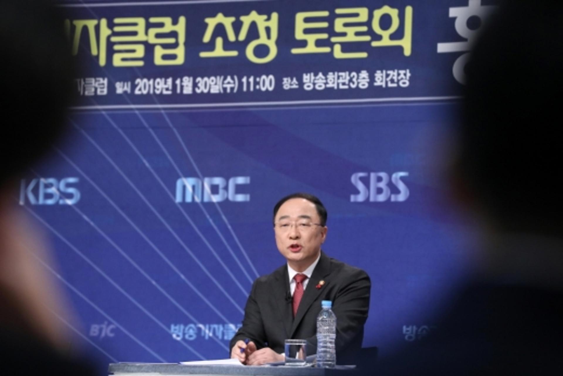 홍남기 부총리 “가업상속요건 완화 검토 중… 조만간 개선안 발표”