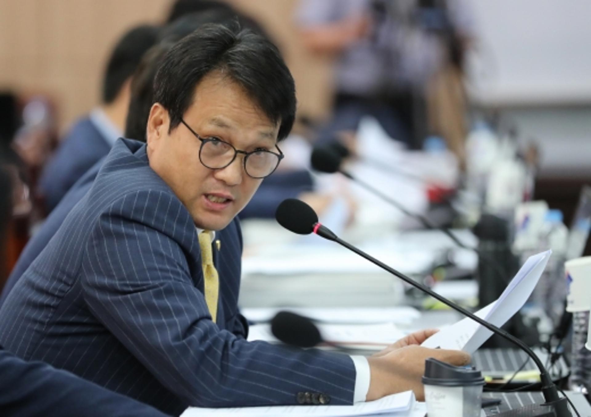 안민석 “최교일 스트립바 갈 때 난 최순실·정유라 쫓았다”