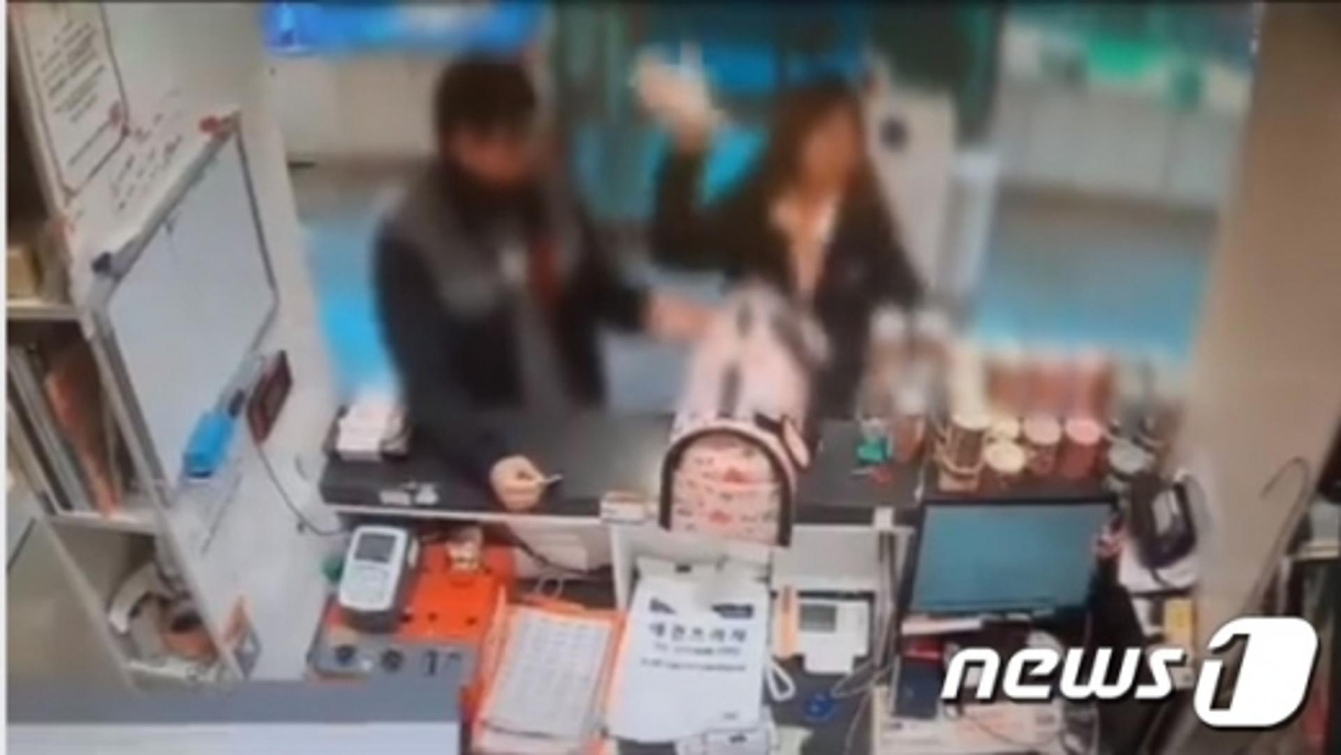 "환불 왜 안해줘!"… 말티즈 학대영상 '집어던졌다고?'