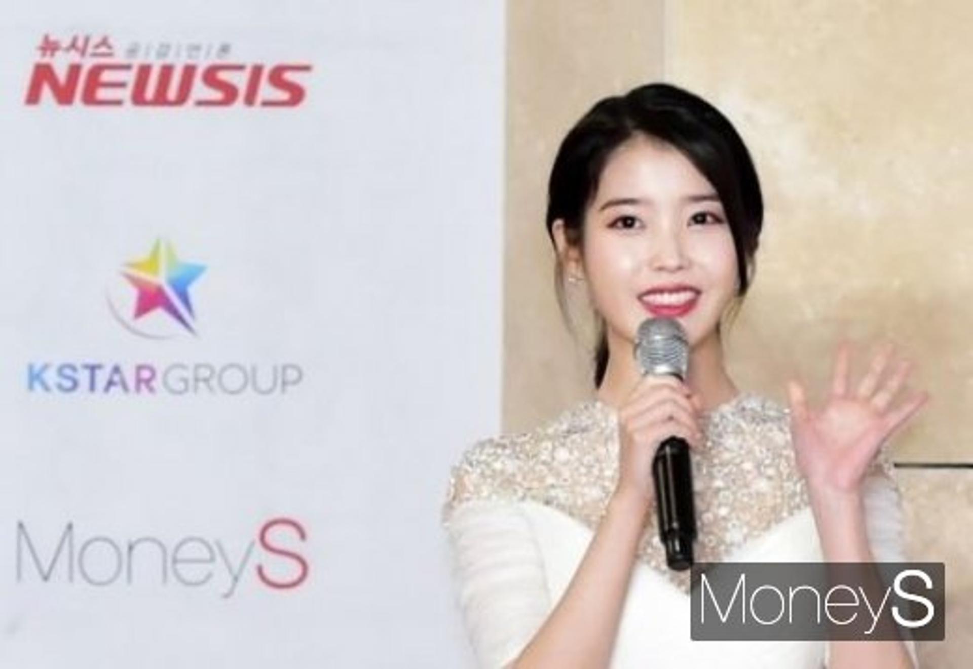 김제여고, 아이유 팬 졸업식 깜짝 등장… "진짜 올줄이야"