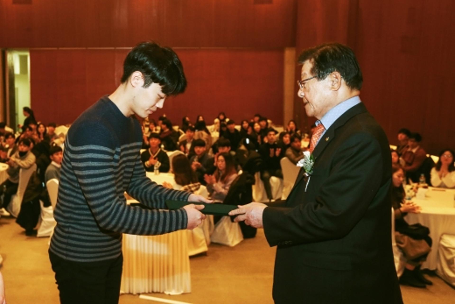 DB김준기문화재단, 대학생 102명에게 장학금 14억원 수여