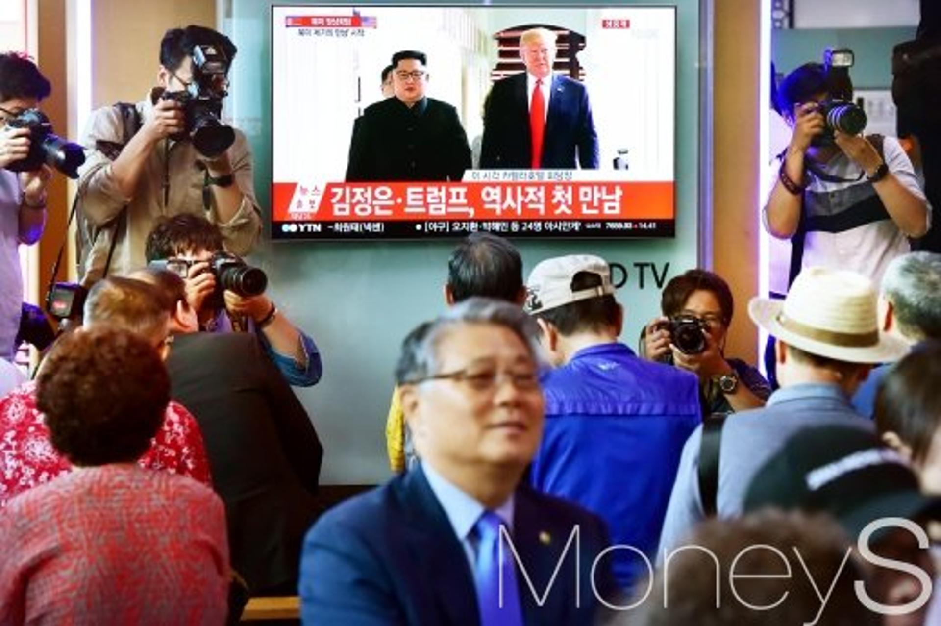 청와대 "북미정상회담, 종전선언 합의 가능성"