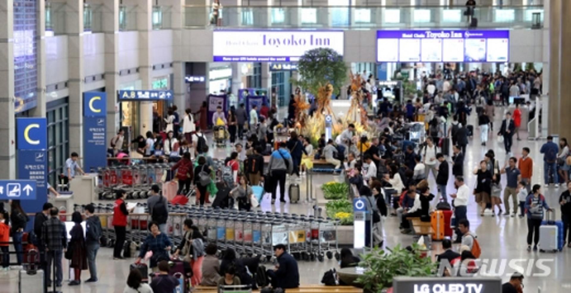 "임대료만 수천만원인데"… 애물단지 '공항 환전소'