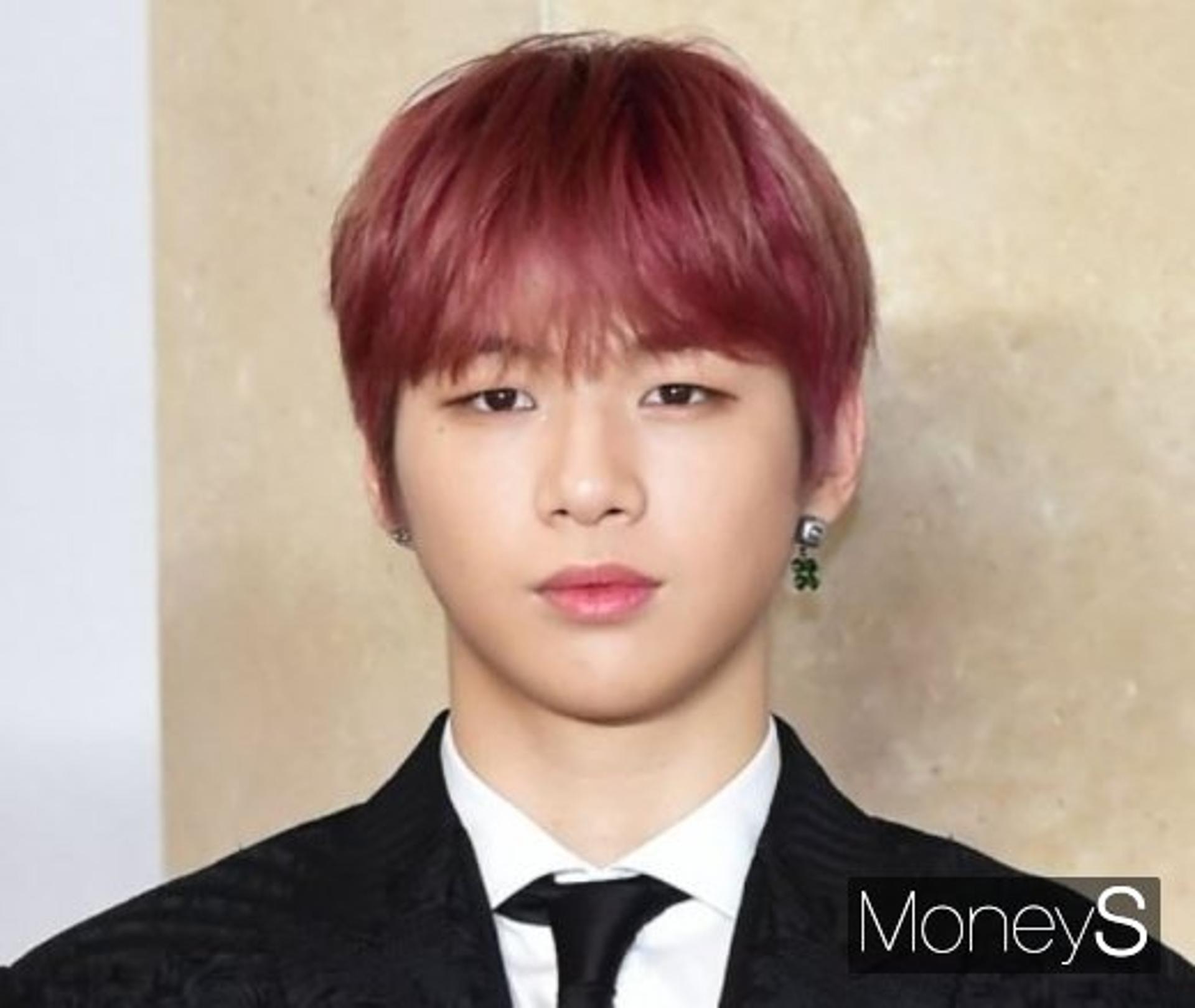 강다니엘, 소속사와 분쟁 중… 4월 데뷔·팬미팅 '빨간불'