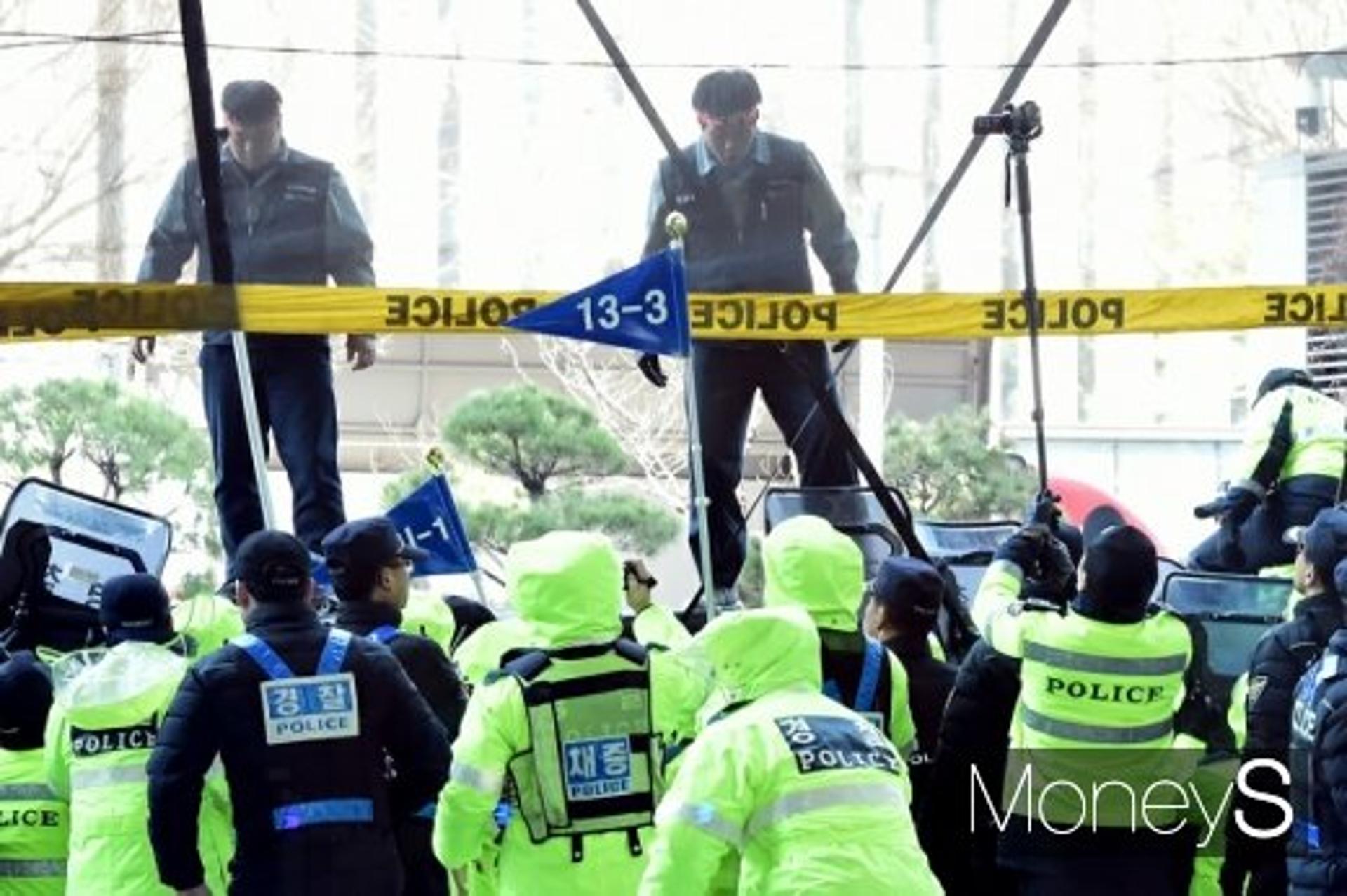 산은 앞에 몰린 대우조선 노조, 경찰과 몸싸움 '아수라장'
