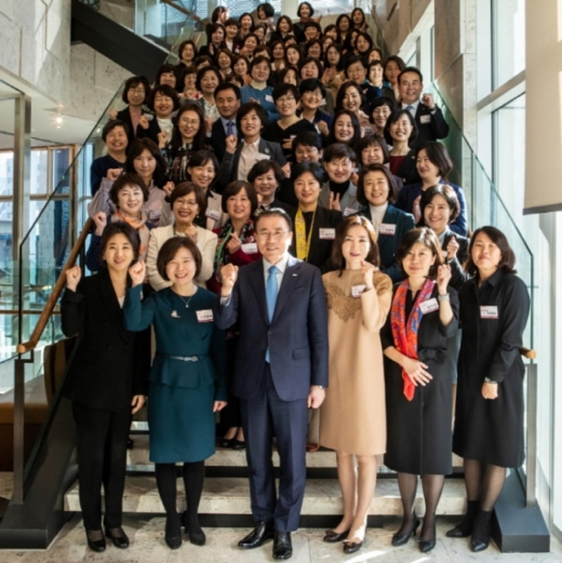 신한금융, 여성리더 육성 프로그램 '쉬어로즈' 가동
