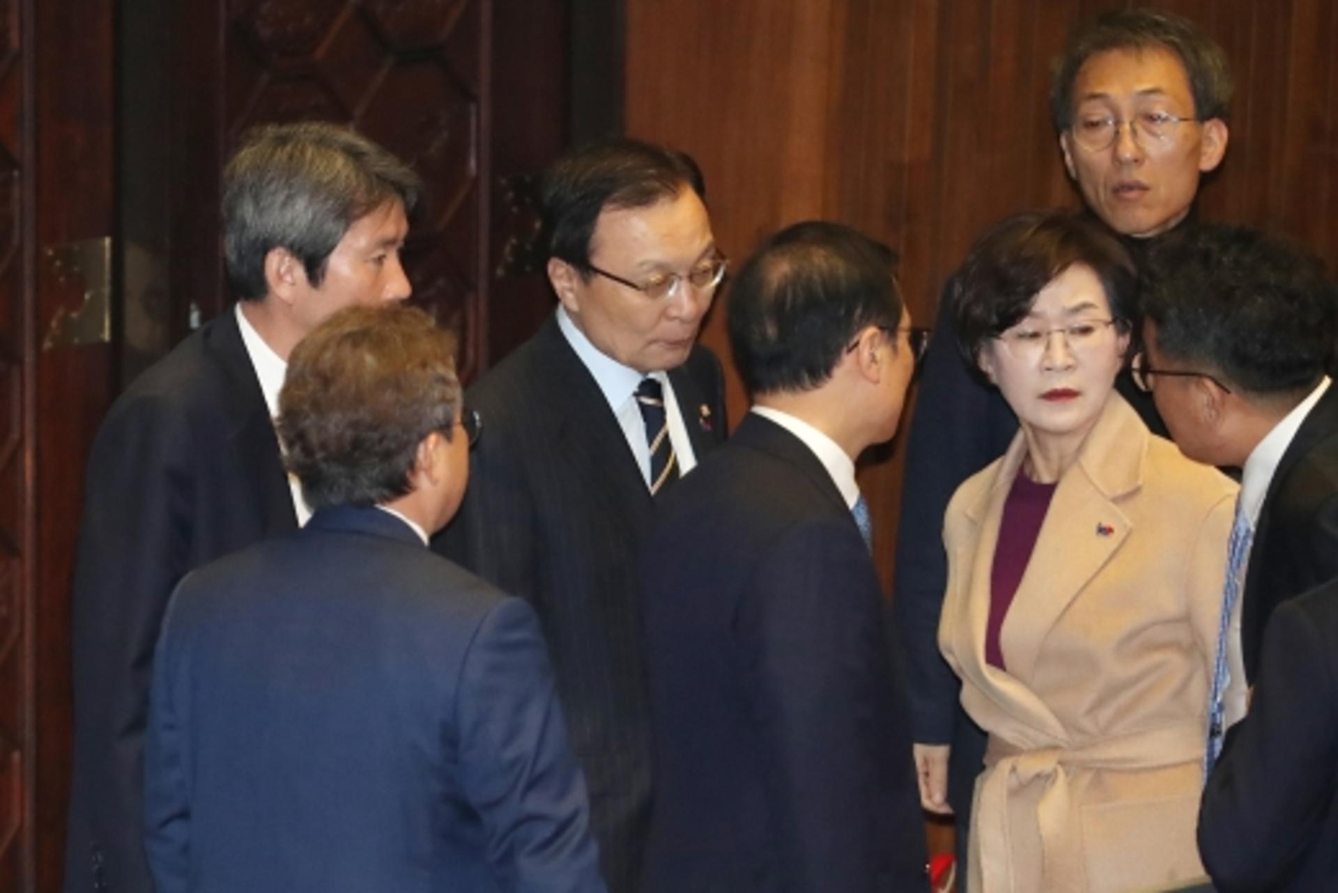 미소 띤 나경원, 분노한 민주당… '김정은 수석대변인' 발언 뭐길래