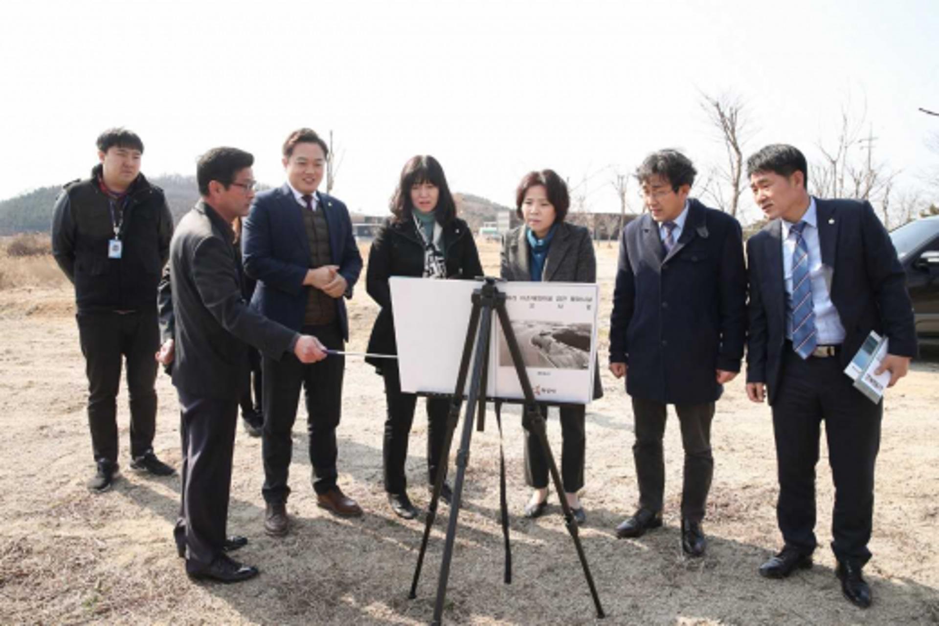 화성시의회 기획행정위, 백미리 어촌체험 테마시설 부지 현장방문
