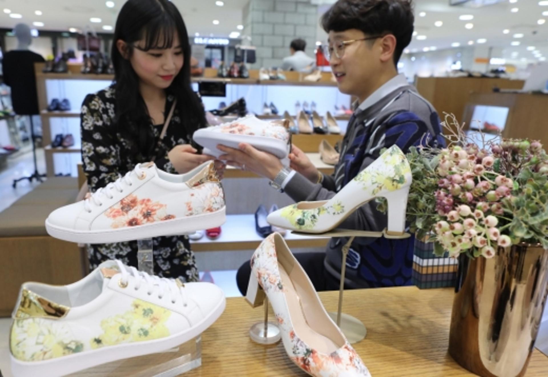 롯데백광주점, 화사한 '데이지 꽃무늬' 신발 선보여