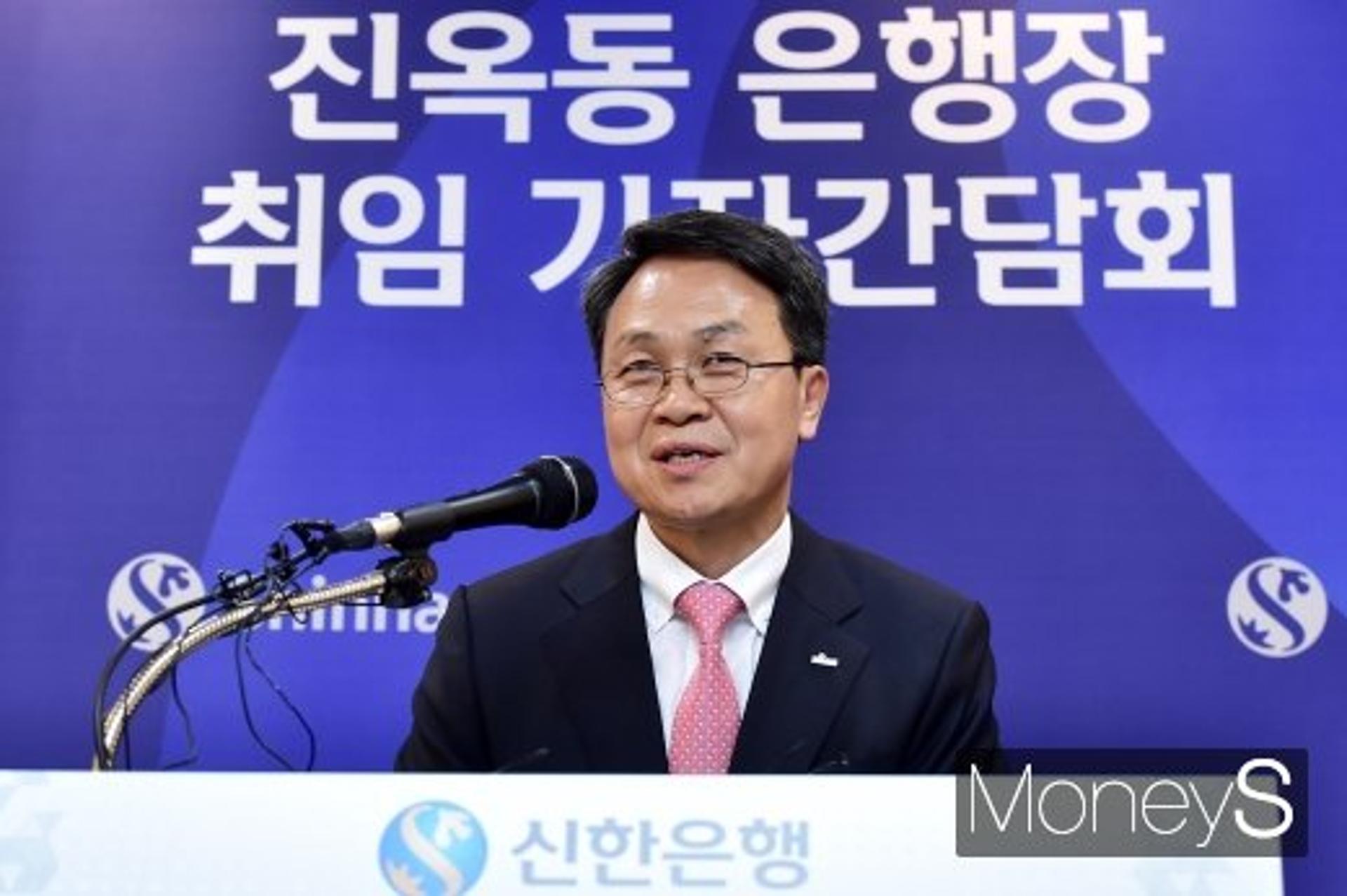 진옥동 신한은행장 "돈키호테 발상, '디지털 혁신' 전부 다 바꾼다"