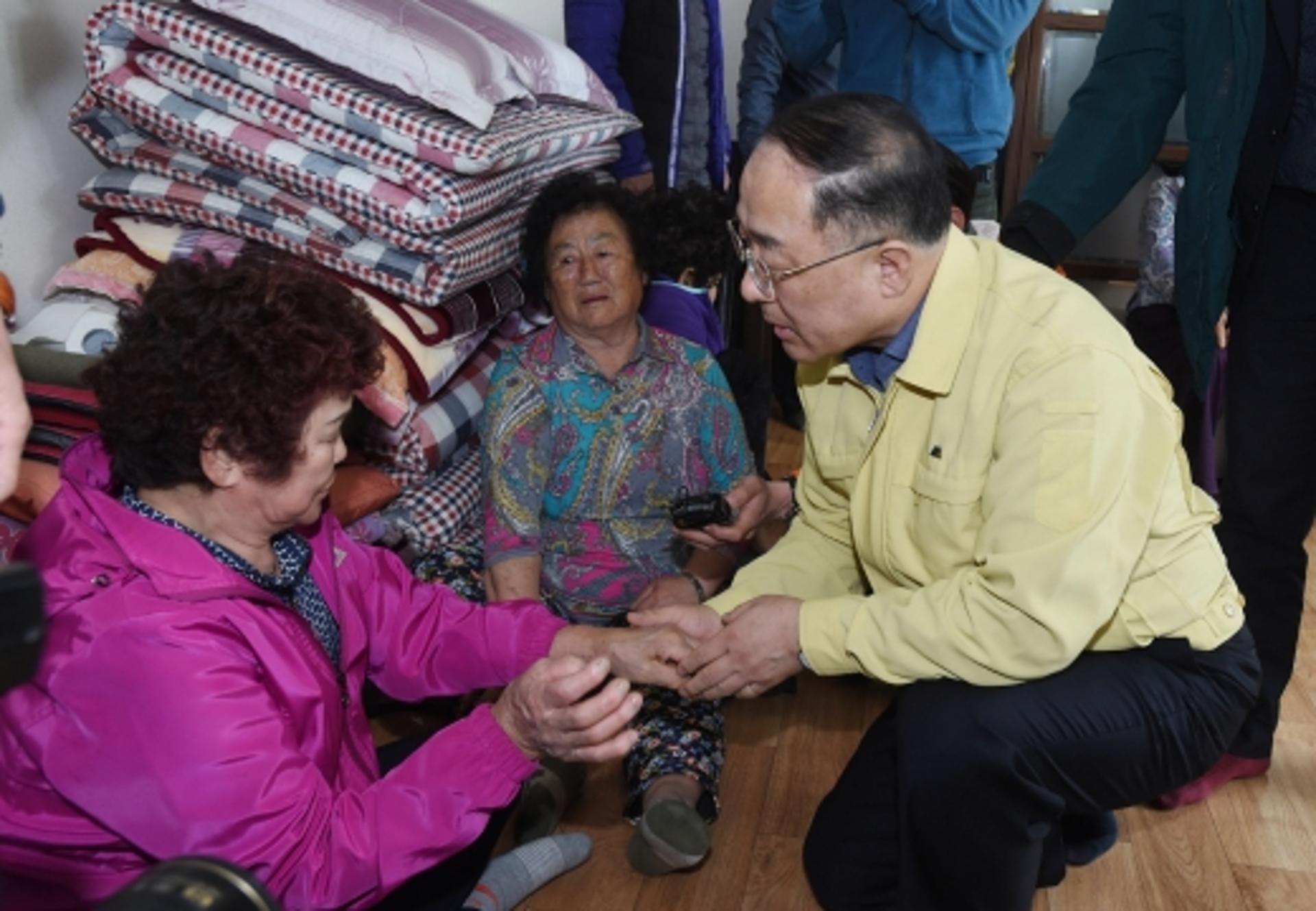 홍남기 “산불 재난대책비 즉각 집행… 이재민 임대주택 입주 지원”