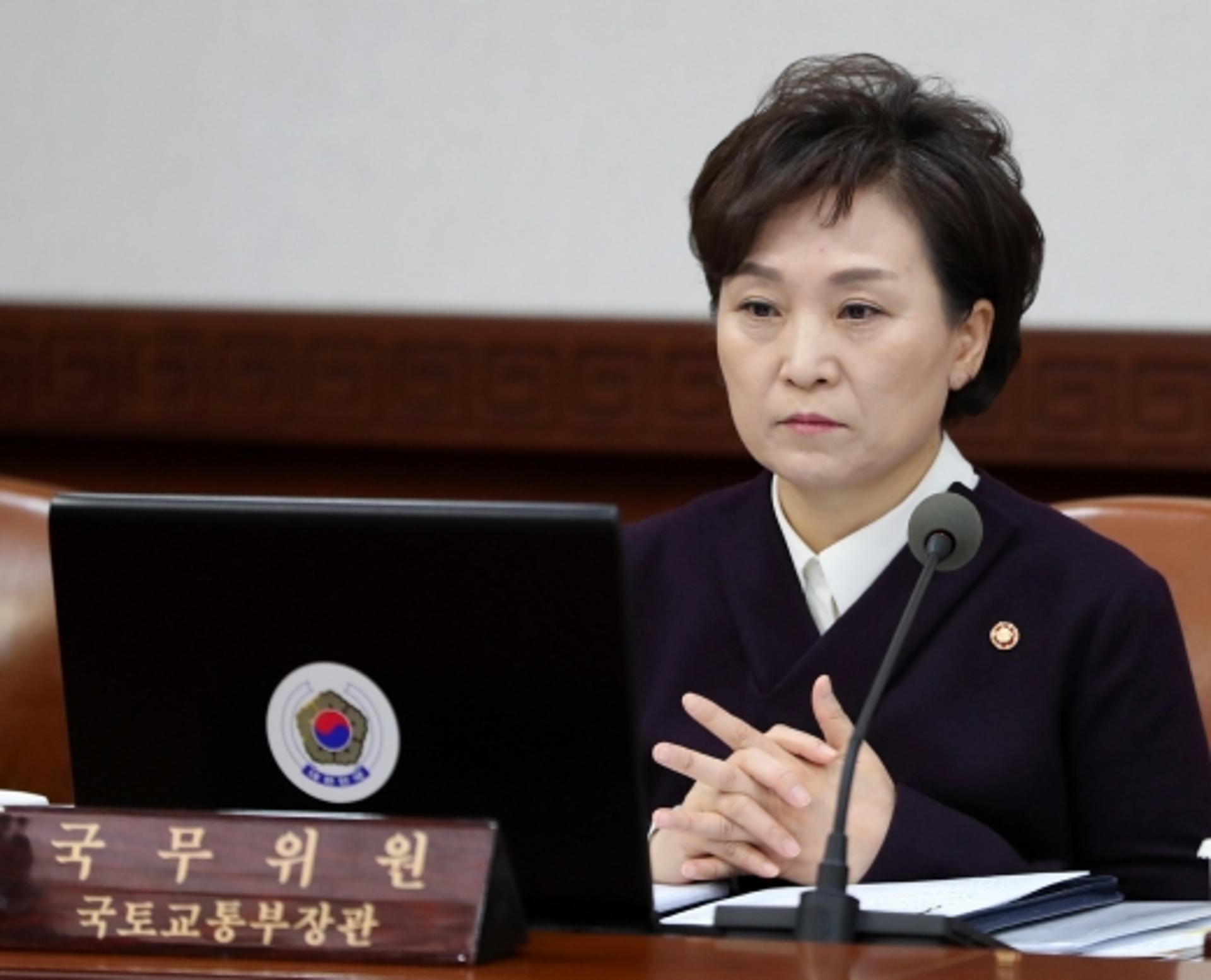 국토부 장관은 당분간 김현미… “주택정책 흔들림 없이 간다”