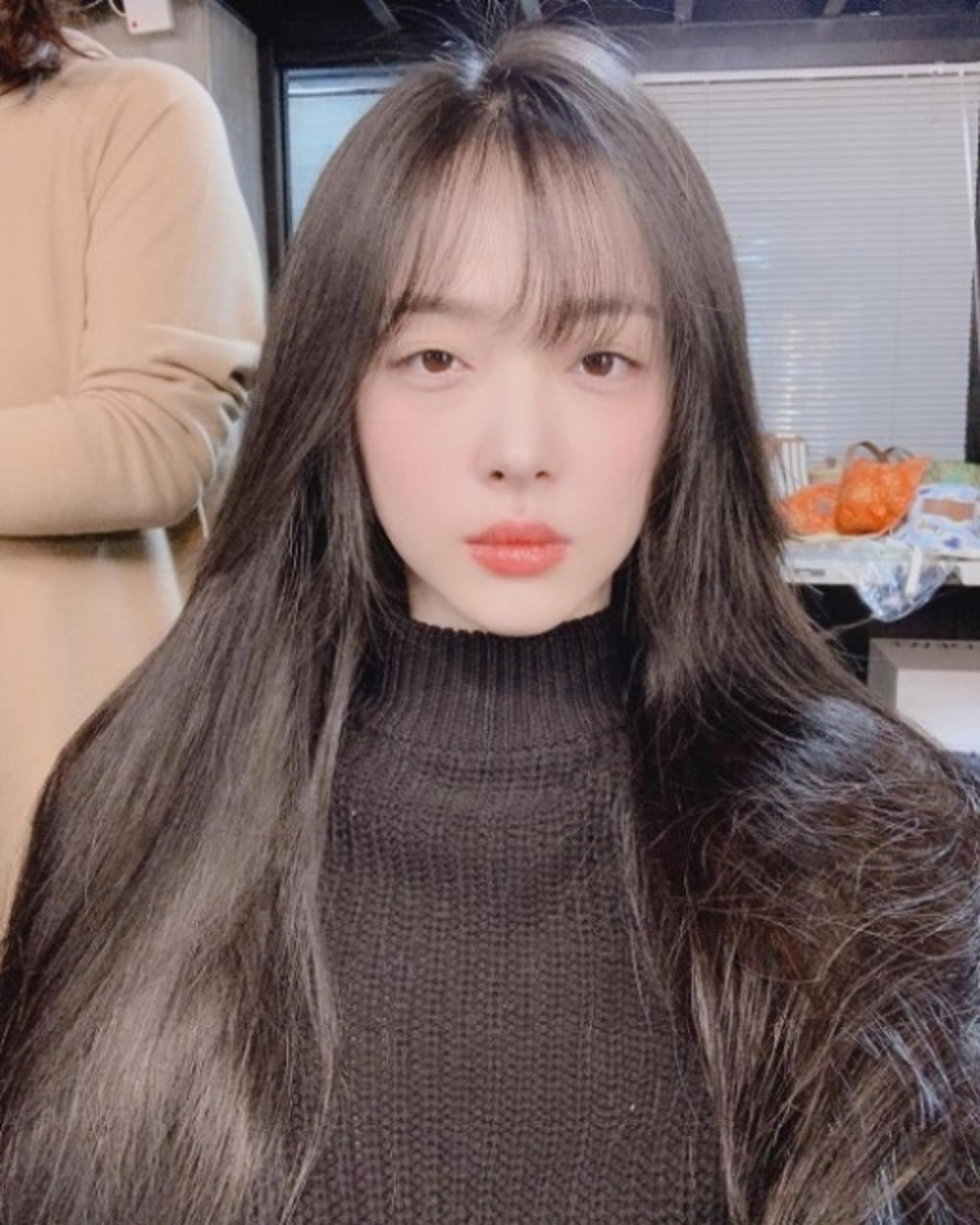 설리 노브라 논란 이후… 셀카를? 변함없는 행보 '눈길'