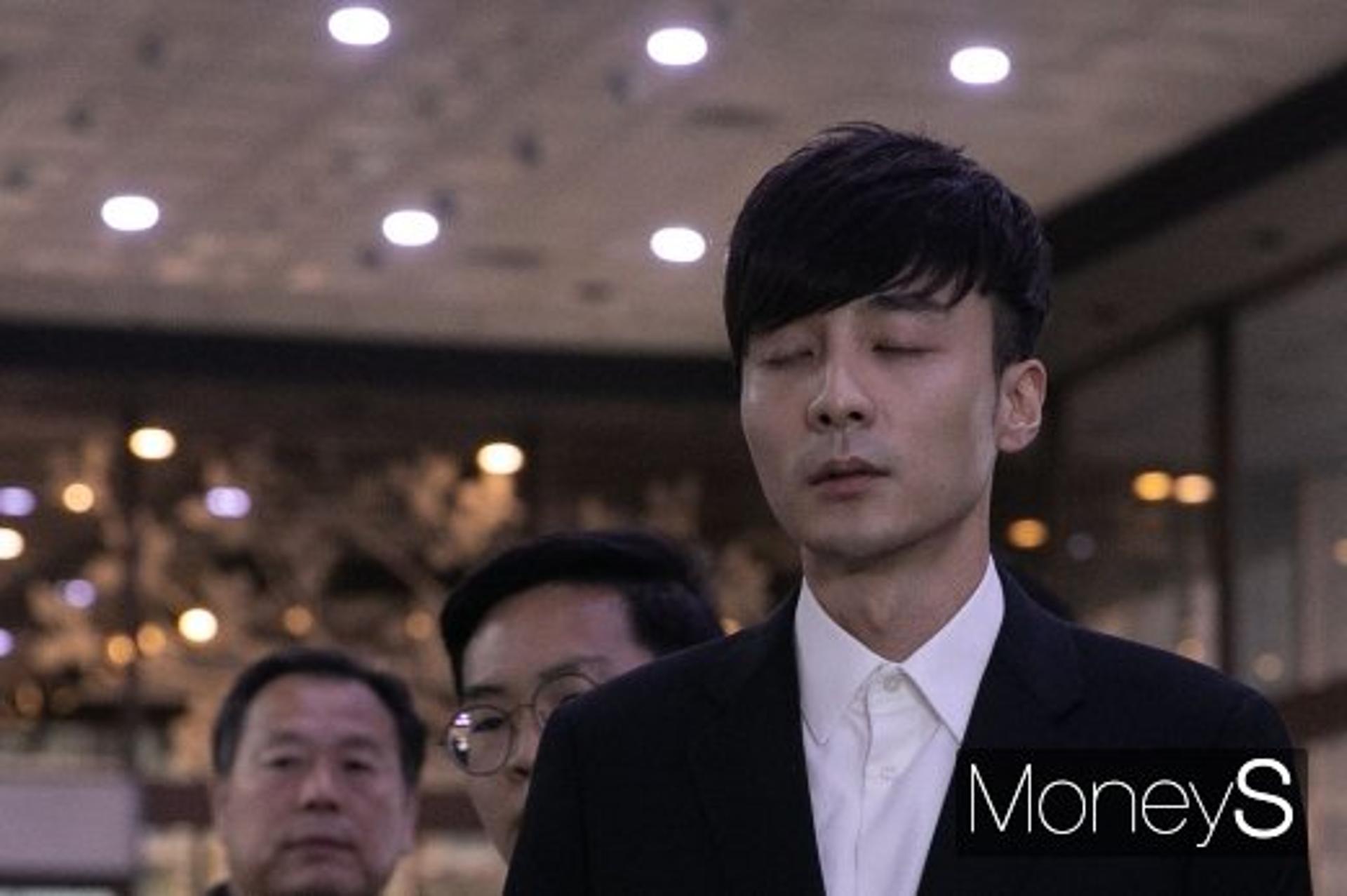 '정준영 단톡방' 로이킴 귀가… 질문엔 여전히 '묵묵부답'