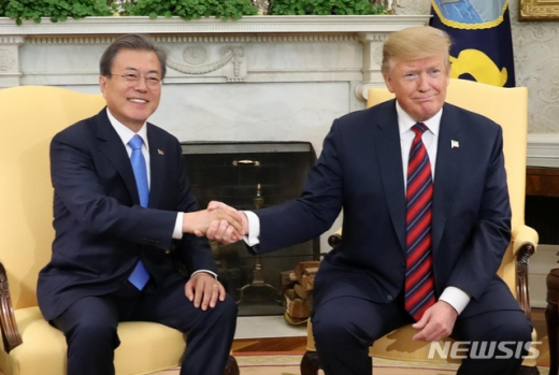 문 대통령, 트럼프 방한 초청… '사의' 표명 뜻은?