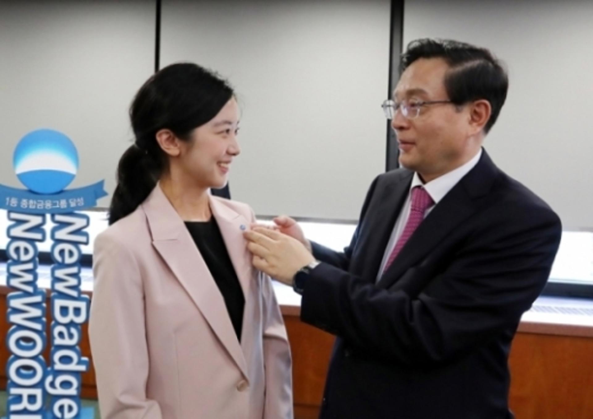 우리금융그룹, 밝은 청색 여명 ‘배지’로 변경