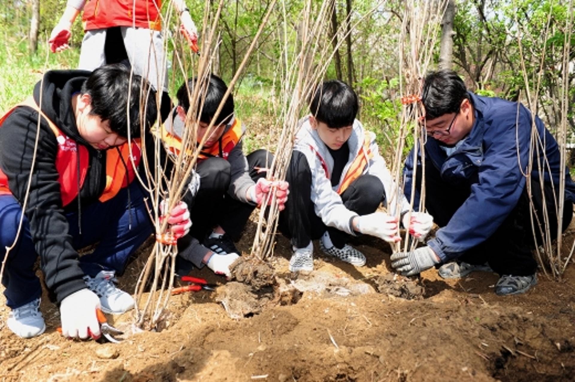 SK건설 임직원·가족, 서울숲서 나무 심기 봉사