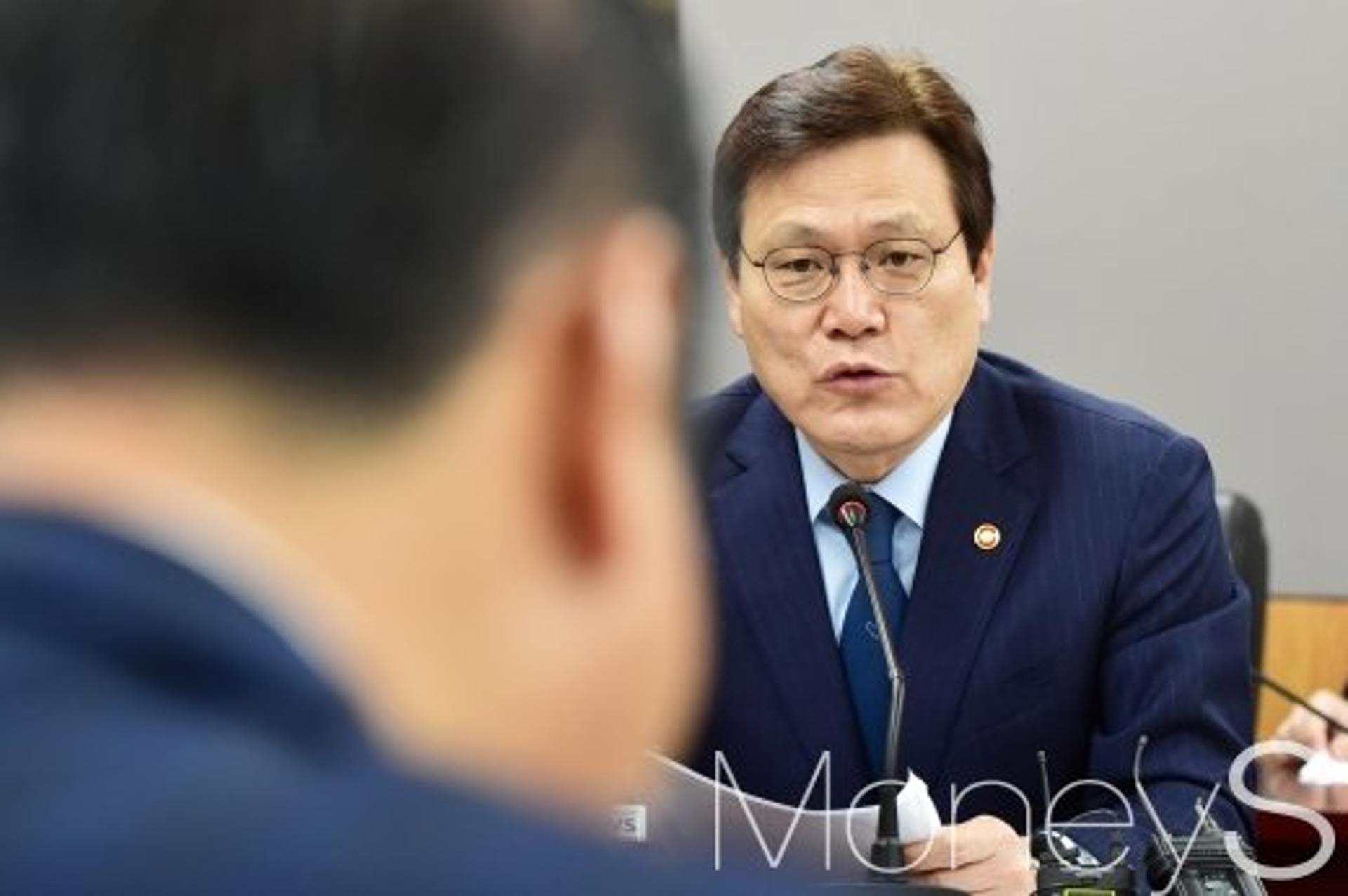 최종구 "오픈뱅킹 도입, 앱 하나로 전 은행 계좌 이용"