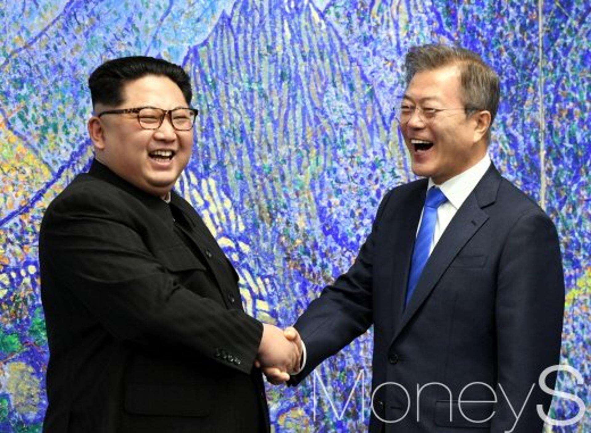 문 대통령, 남북정상회담 제안… "구애없이 만나자"