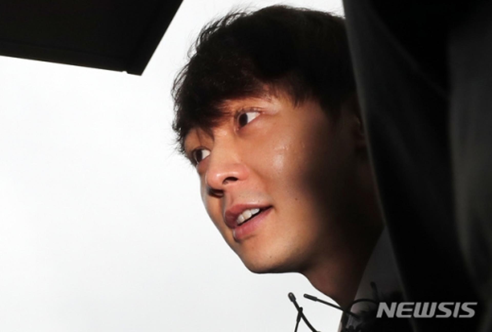'묵묵부답+염색' 박유천, 옅은 미소 의미는?