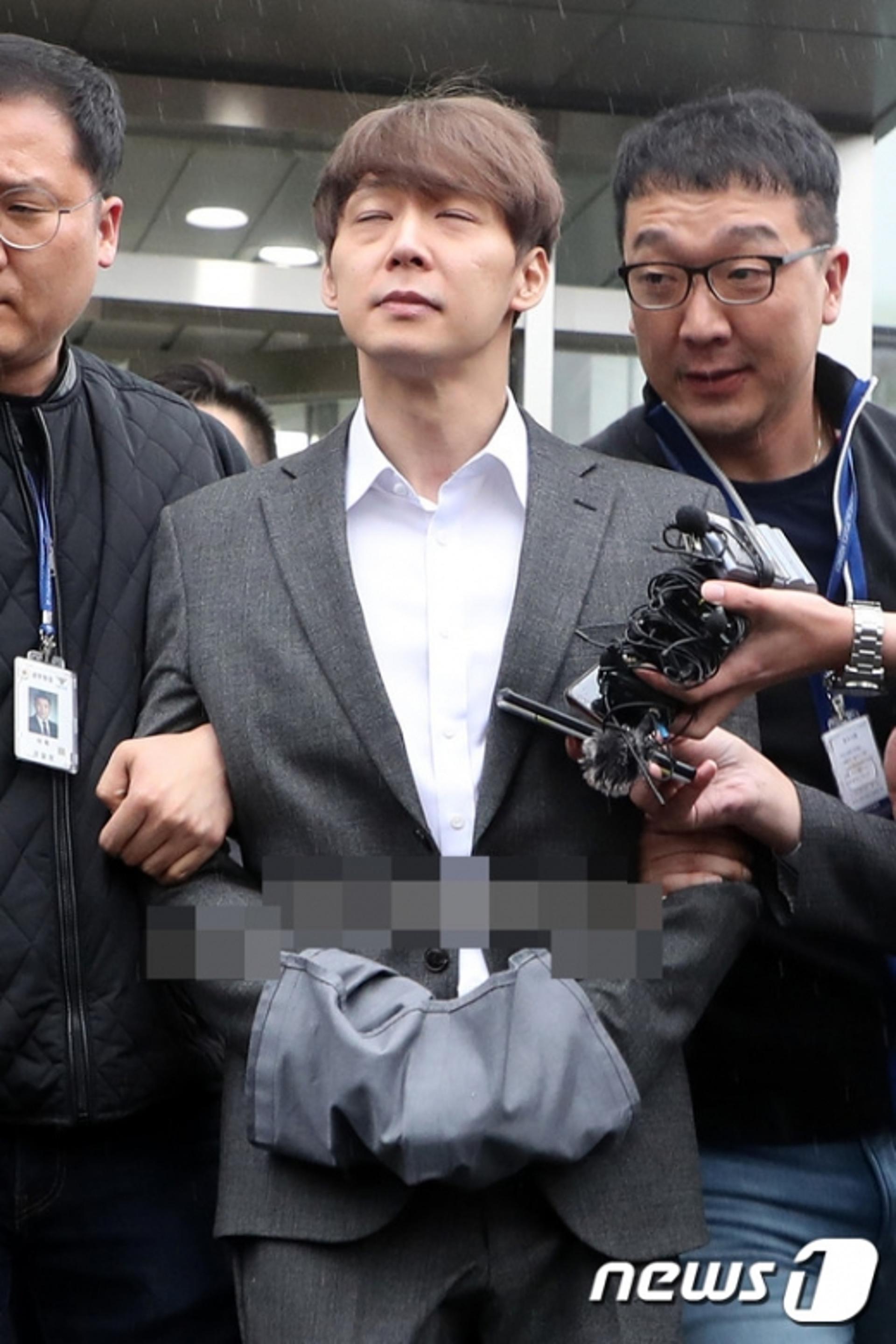 눈감은 박유천, 포승줄 묶인채 유치장行… 무슨 생각할까