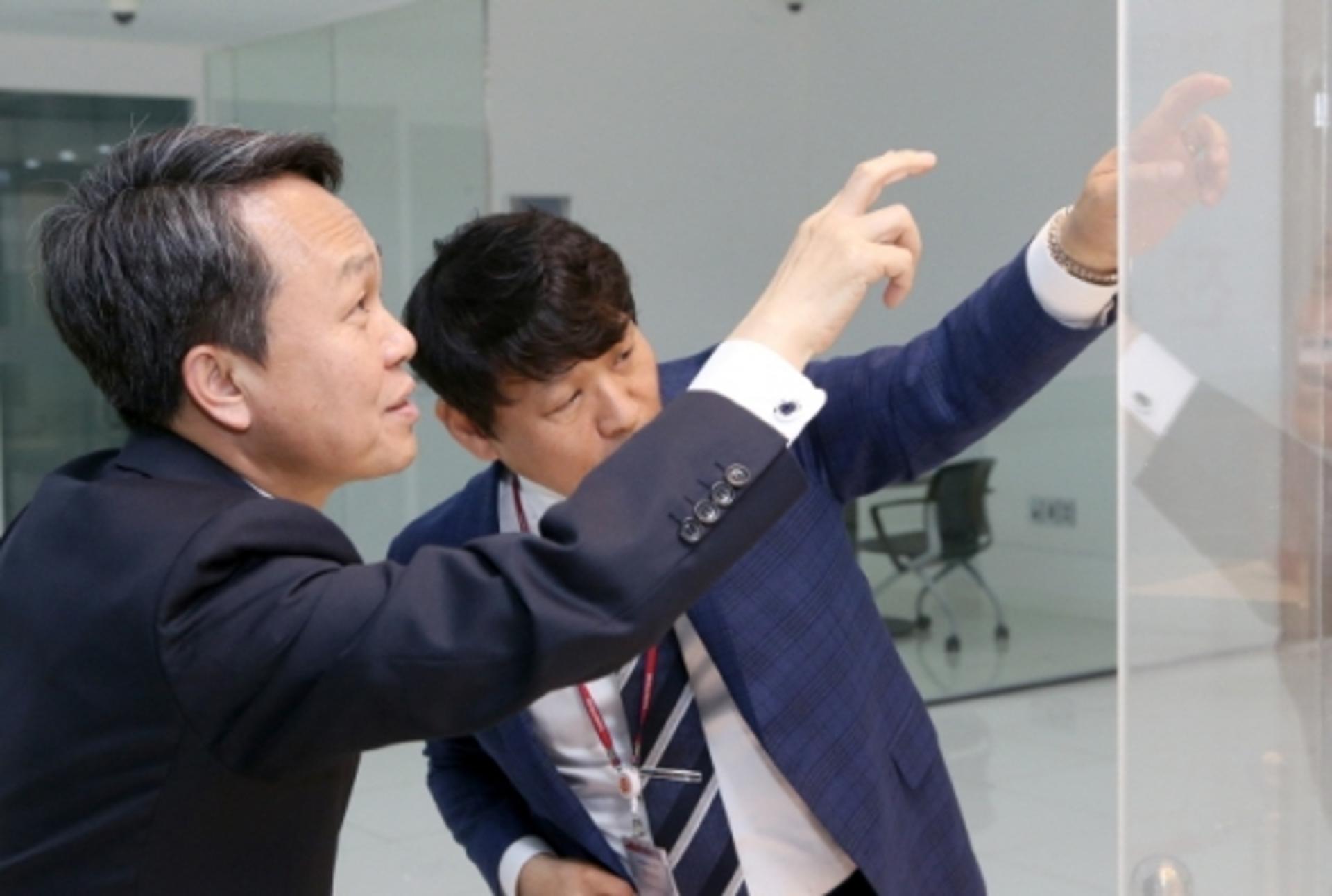진옥동 신한은행장 "고객 퍼스트, 동반자 되겠다"