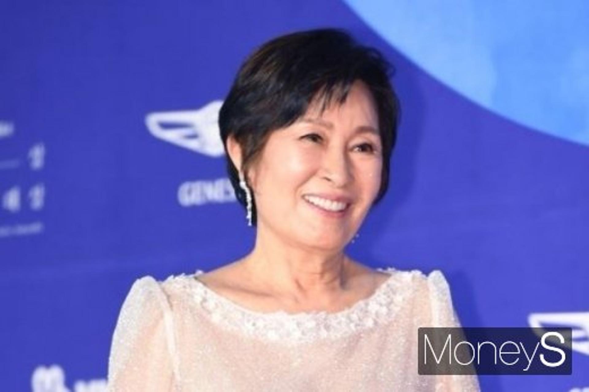 '2019 백상예술대상' 김혜자 수상소감 '주목'… 후배들 눈물