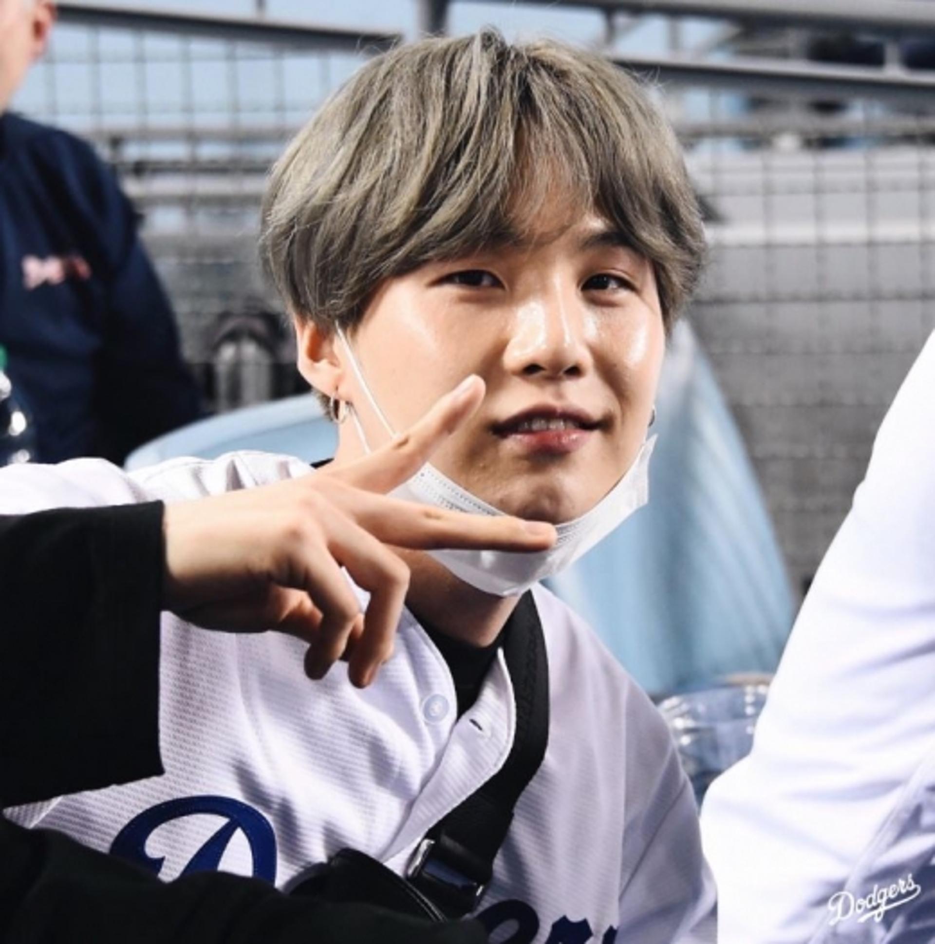 '류현진 완봉쇼' 방탄소년단 슈가, 행운부적 이었네?