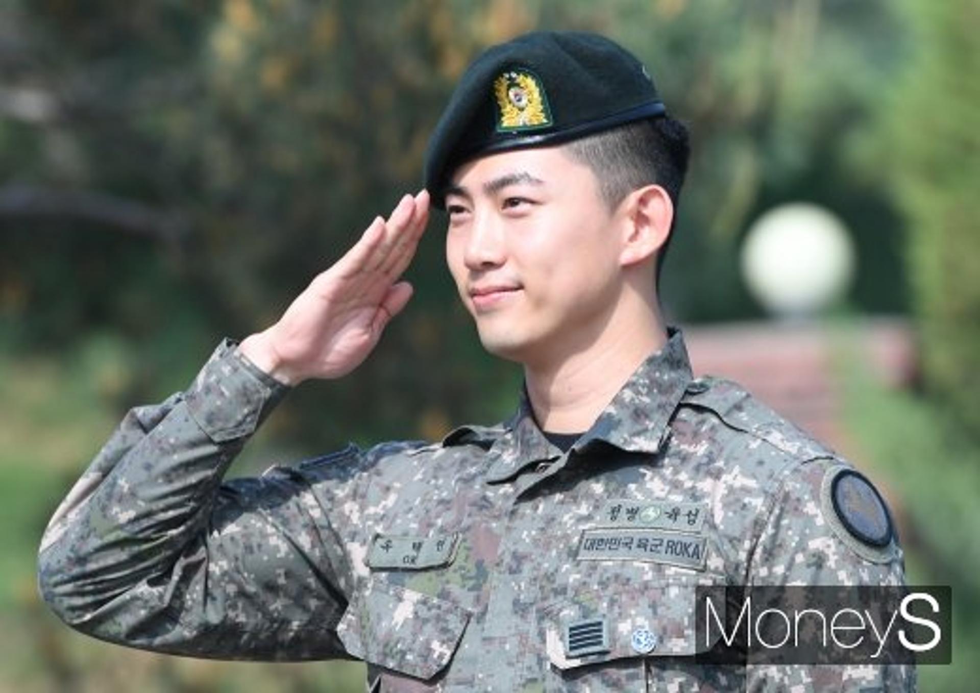 옥택연 제대, 영주권 포기→허리디스크 수술 '늠름한 캡틴 코리아'