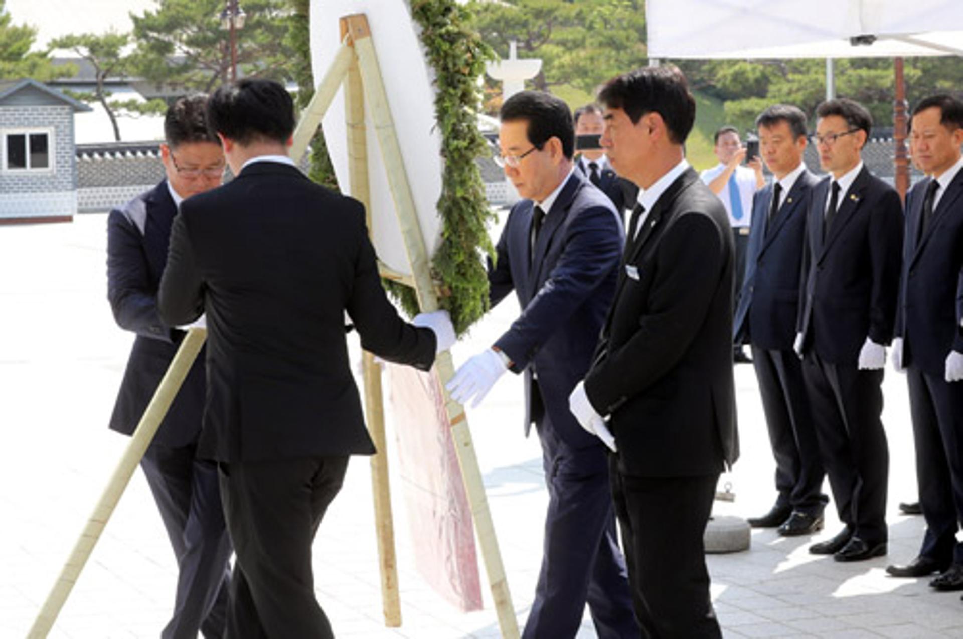 [머니S포토] 헌화하는 김영록 전남도지사