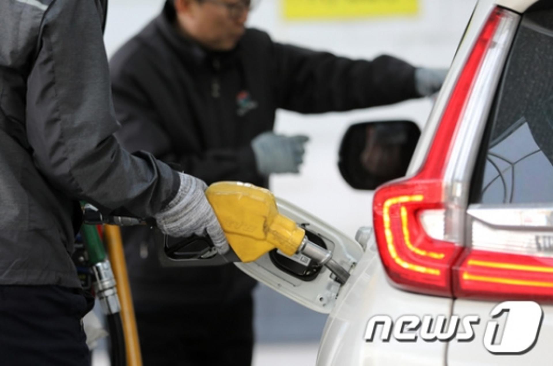 서울 휘발유값 리터당 1600원대 돌파… 13주 연속 오름세