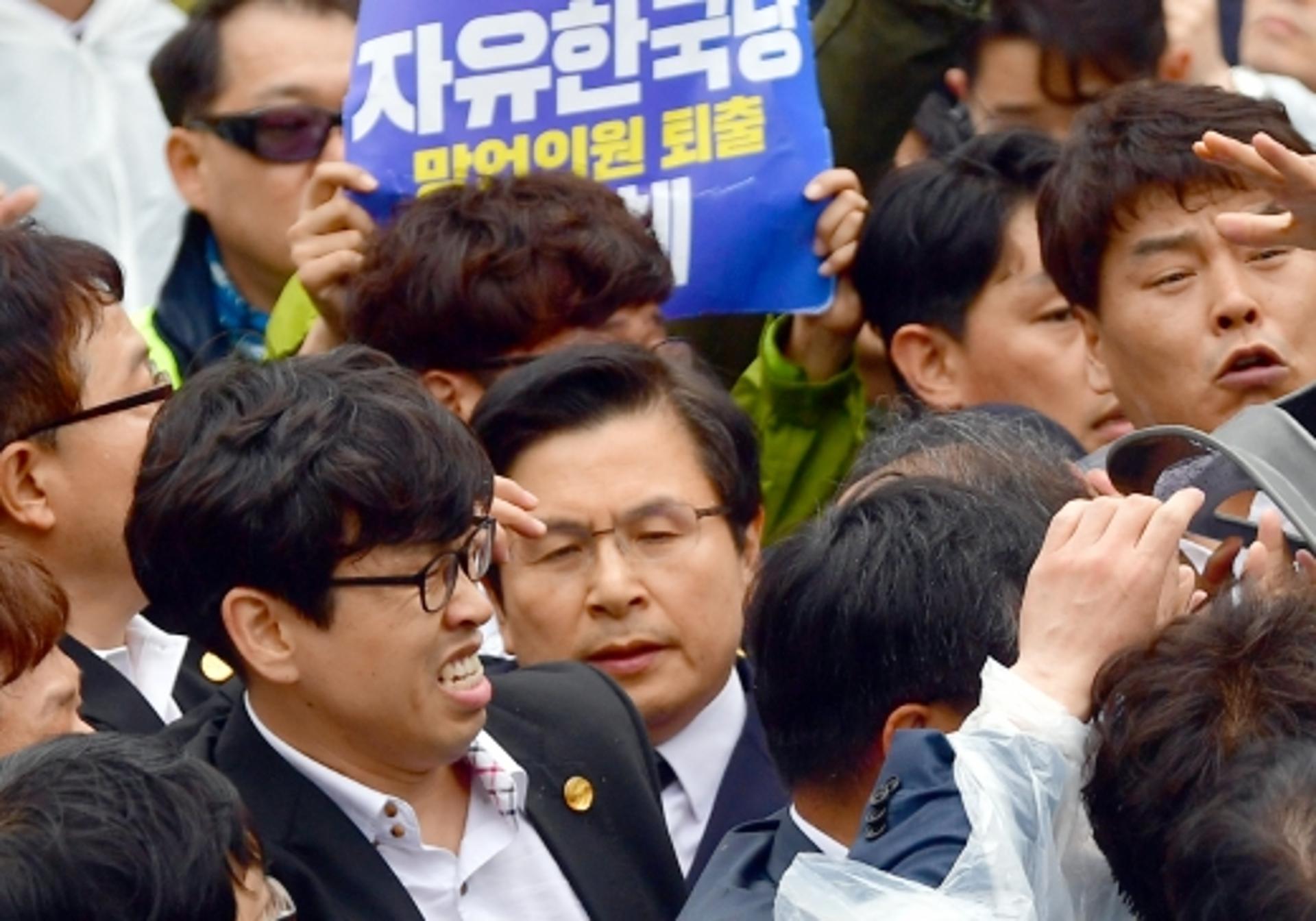 인상 구긴 황교안, ‘임을 위한 행진곡’ 불렀다
