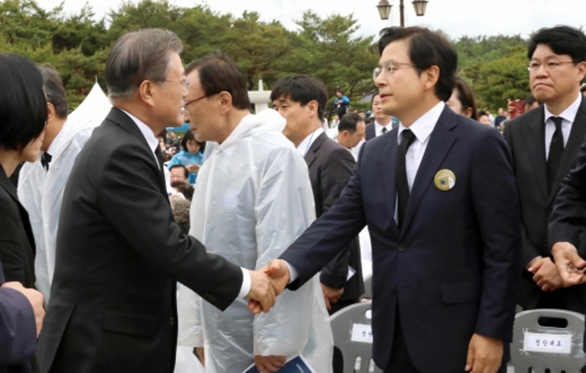 문재인-황교안 짧은 만남… 서로 오간 대화는?