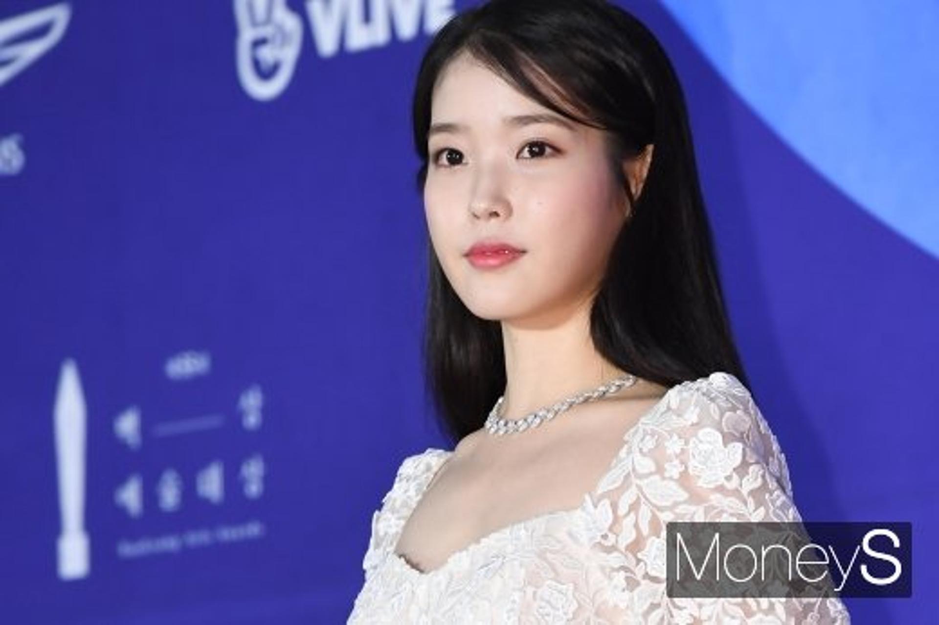 아이유, 바닥케이크에 숨은 사연이?