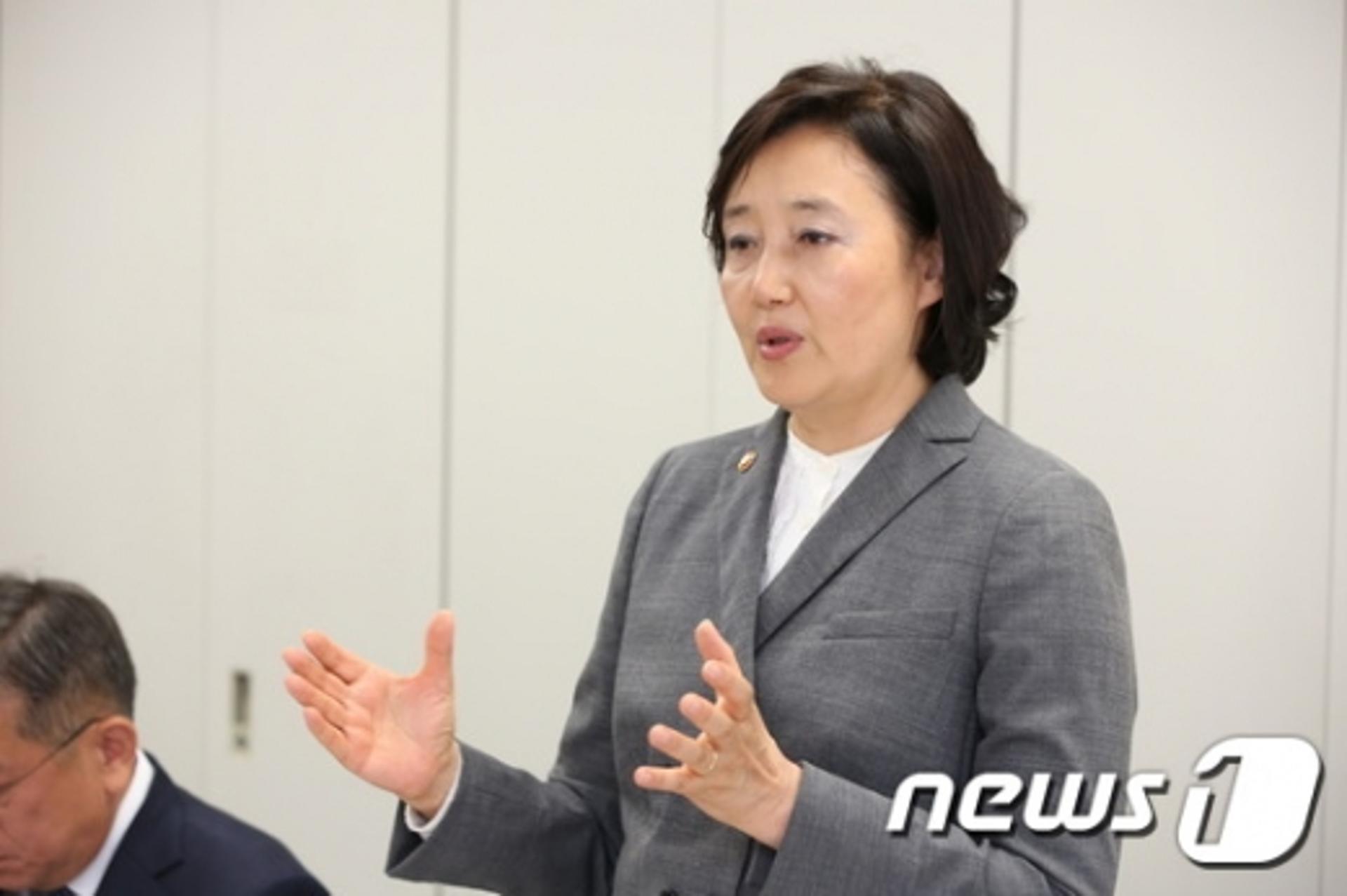 박영선 장관 "은행, 경제 어려운데 최대이익… 자영업 지원 늘려야"