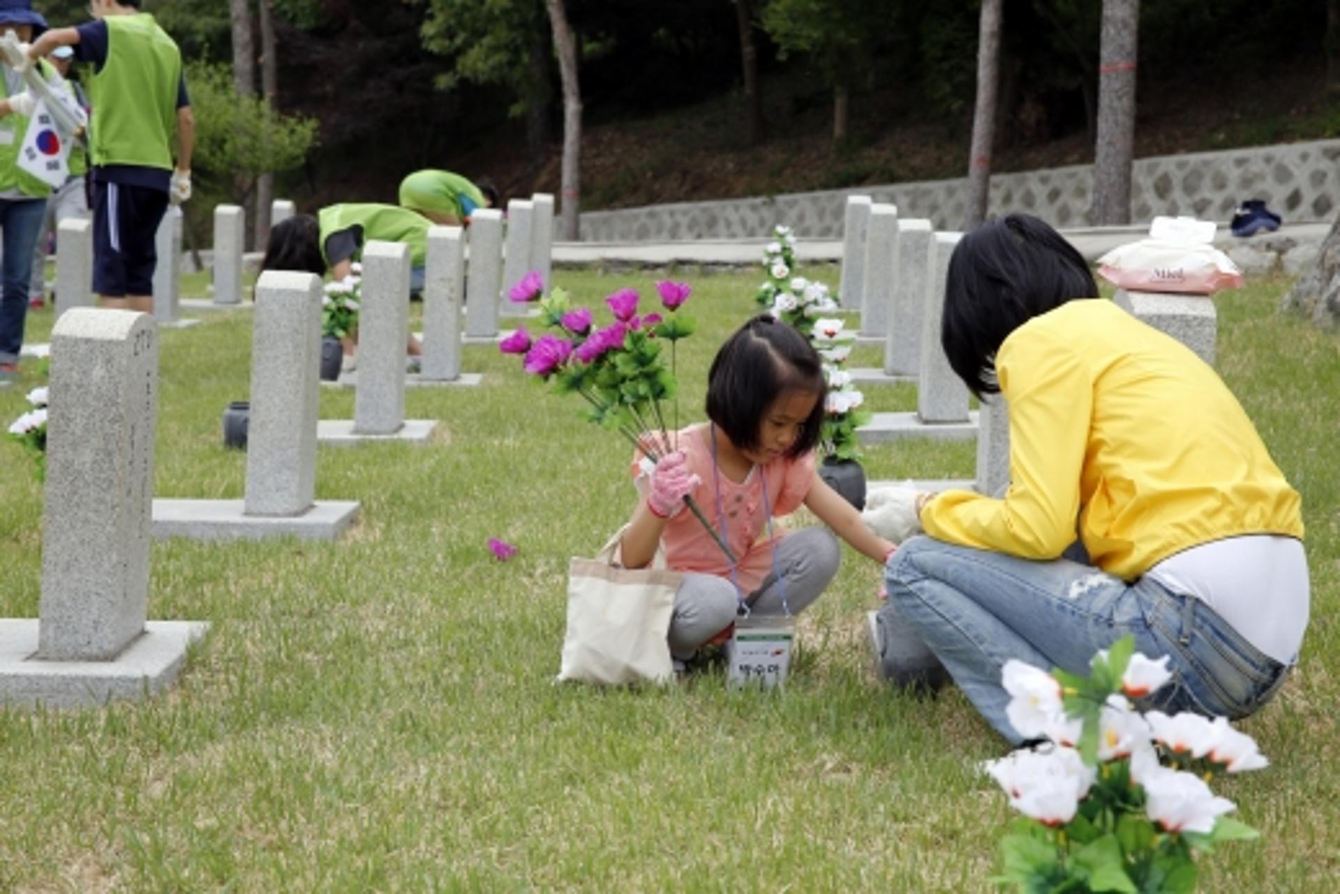현대엔지니어링, 임직원 가족 현충원 묘역정화 봉사