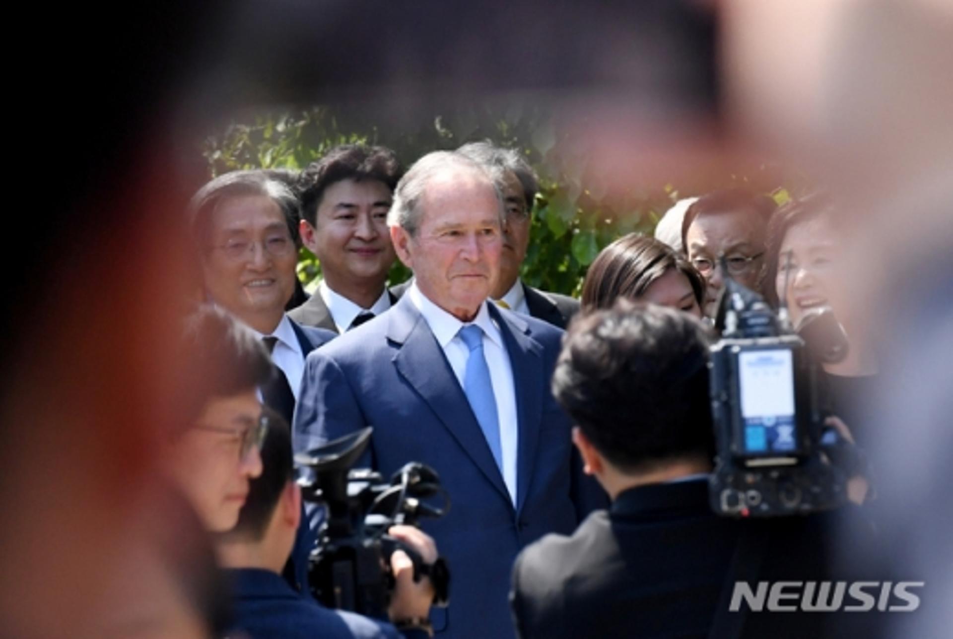 부시 전 대통령 추도사 "노무현 대통령 삶, 추모할 수 있어 영광"(전문)