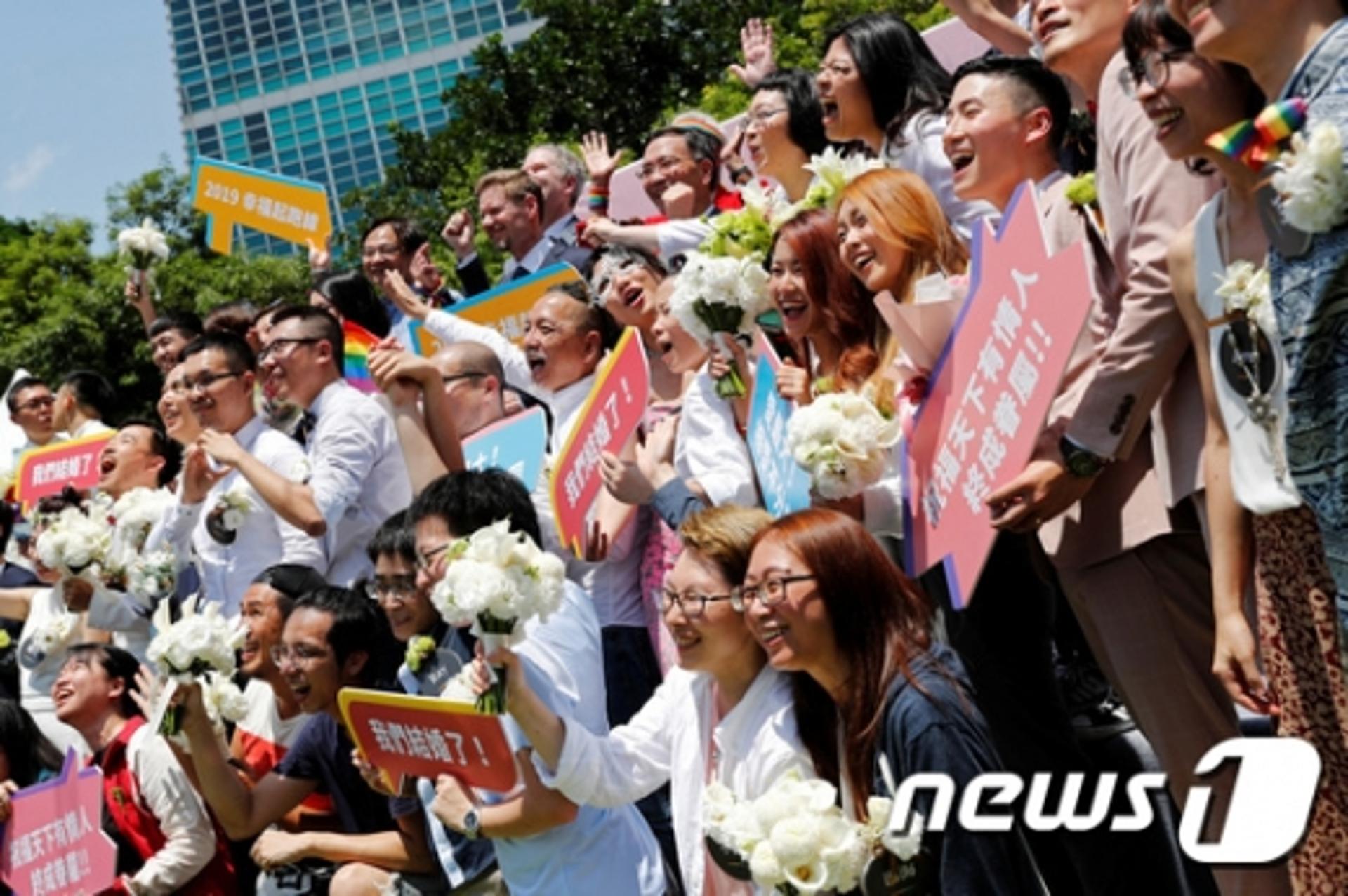 대만 동성혼 법제화 첫날… 여성커플 등록 더 많아