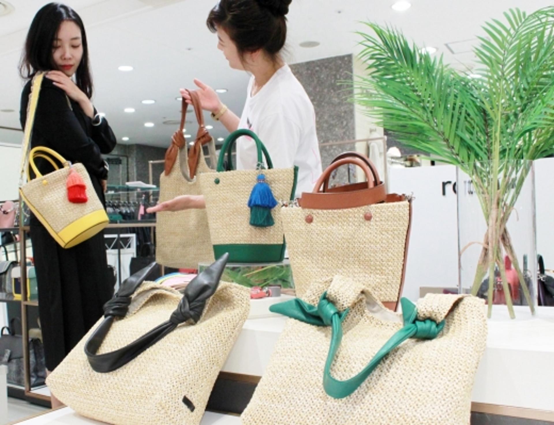 광주신세계, 여름철 패션 아이템 '라탄백' 제안