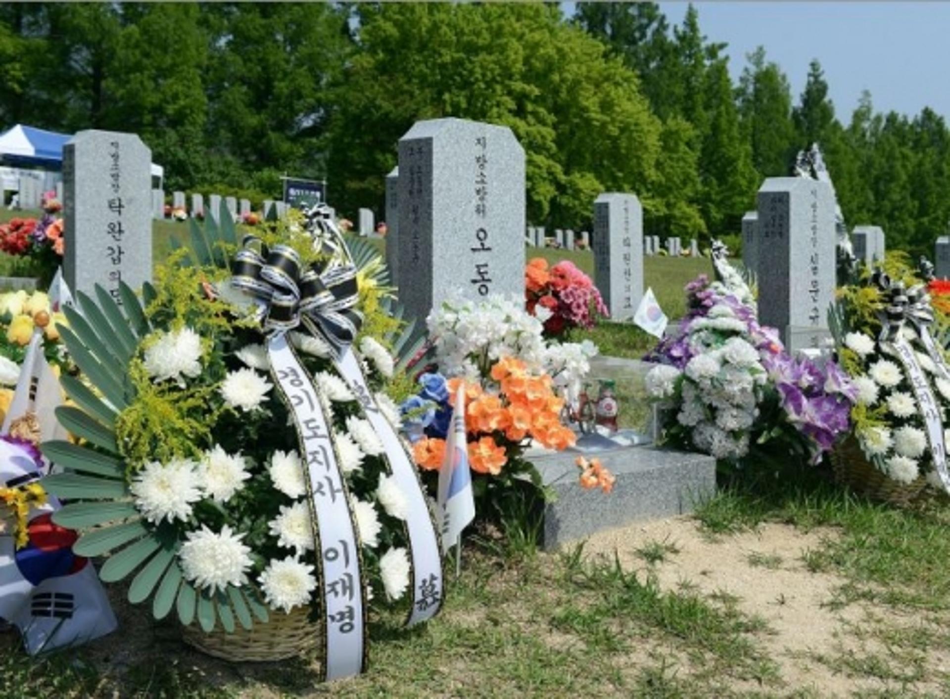 이재명 도지사, 현충일 맞아 순직소방공무원 묘역 헌화
