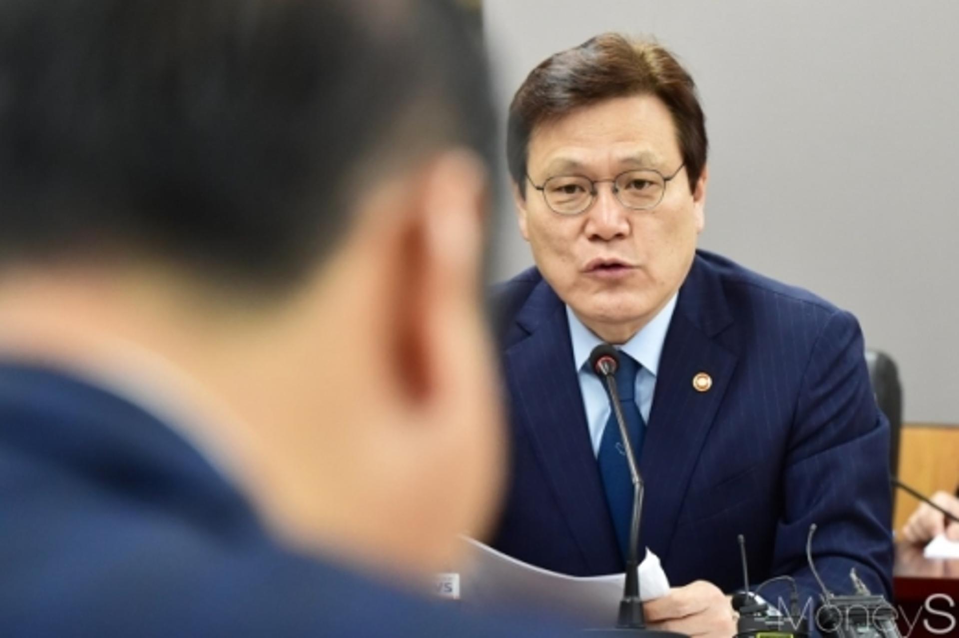 최종구, 내년 총선 출마설에 "국회의원 하고 싶다고 되나"
