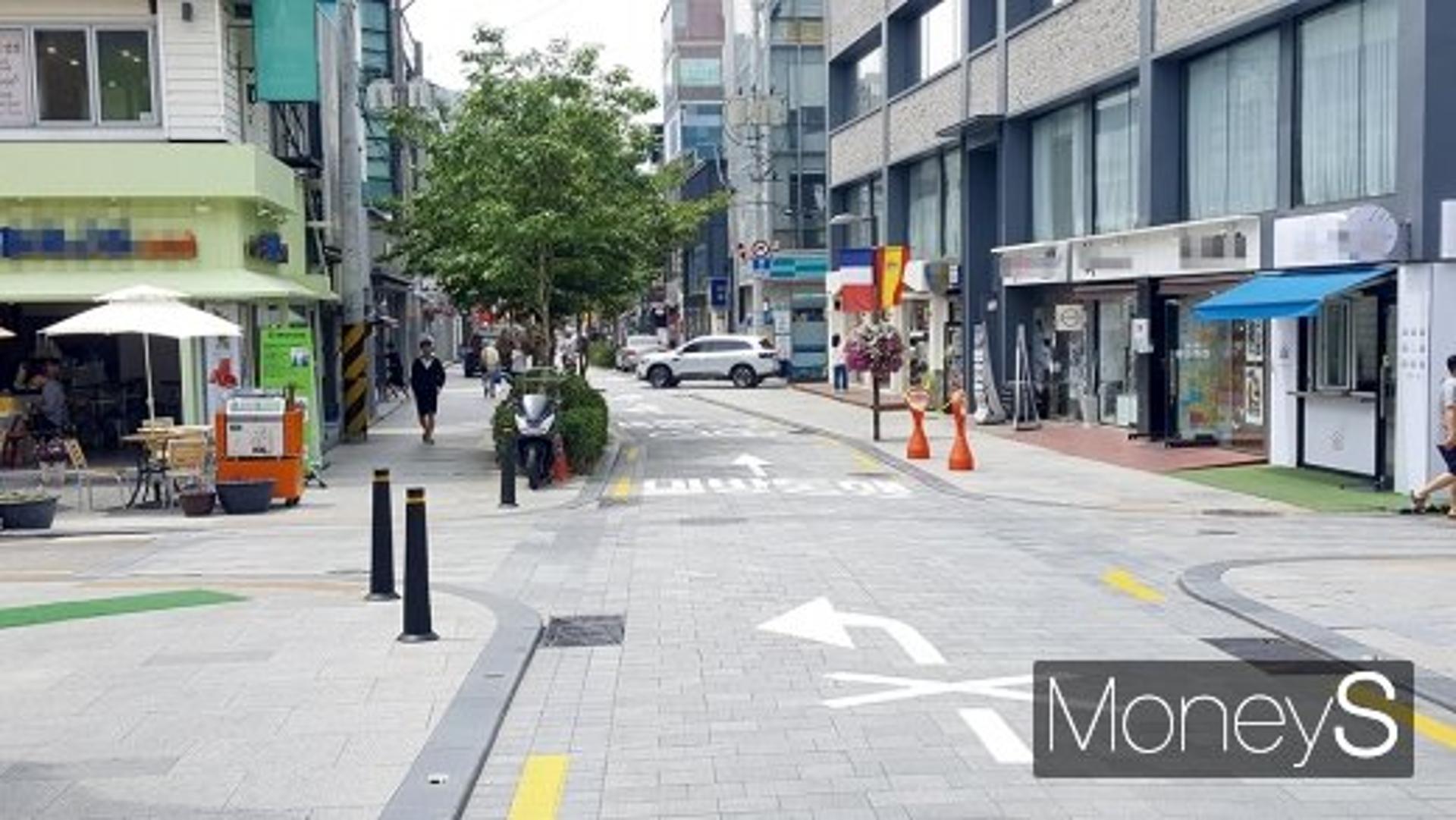 [르포] 사진만 찍고 “다신 안와요”… 암울한 ‘압구정로데오·가로수길’