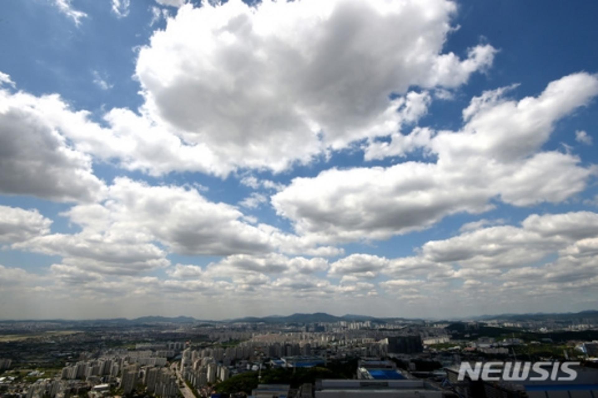 [날씨] 전국 흐리고 오후 비… 거리응원 "겉옷 준비하세요"