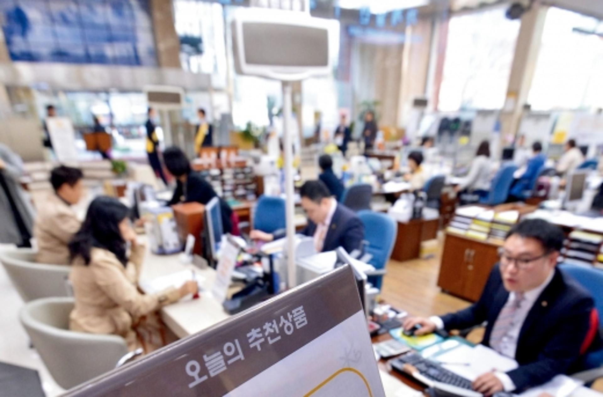 52시간 일하는 은행원들 ‘기대반 걱정반’