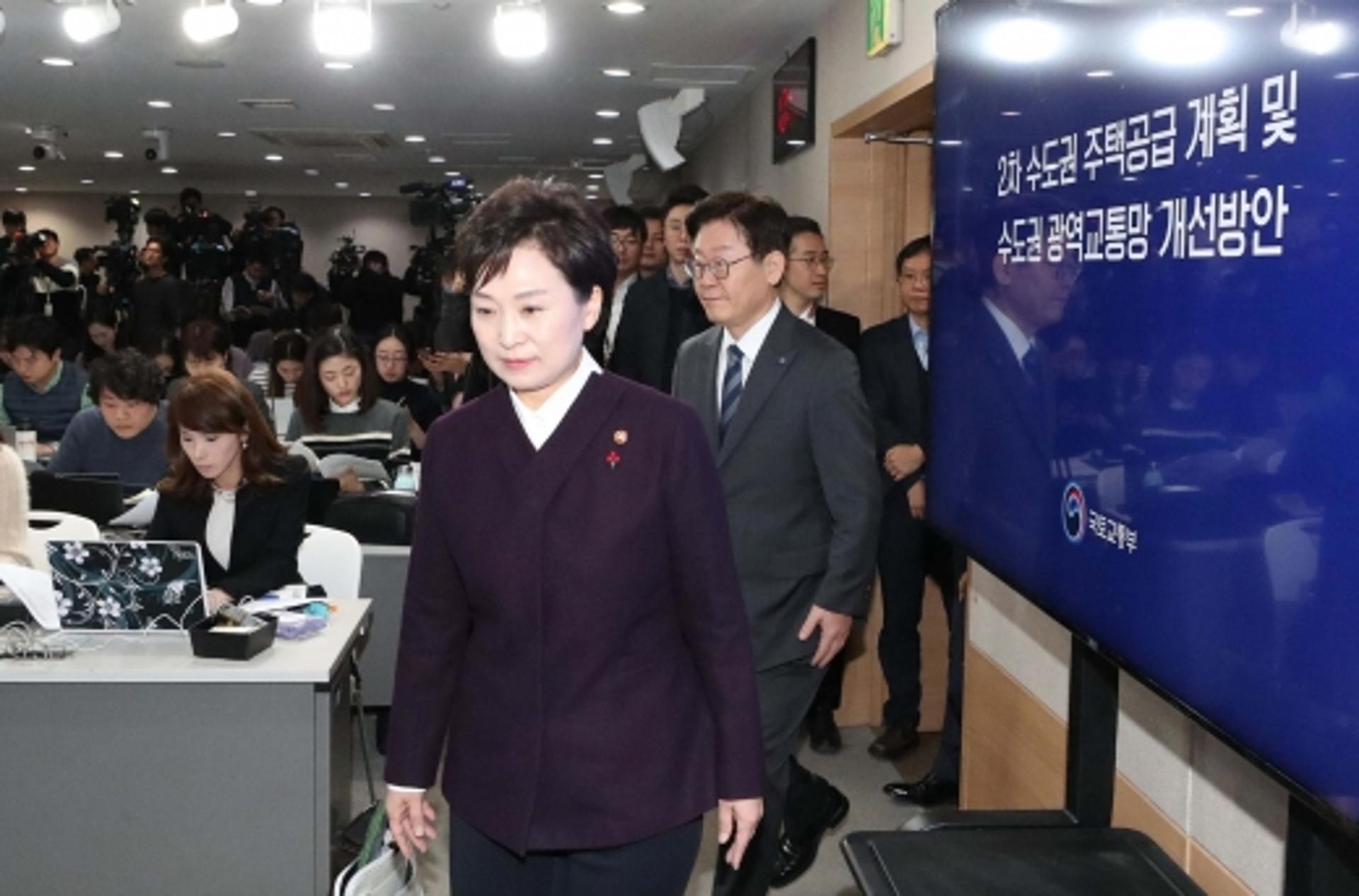 김현미 “집값 과열시 추가대책 내놓을 것”