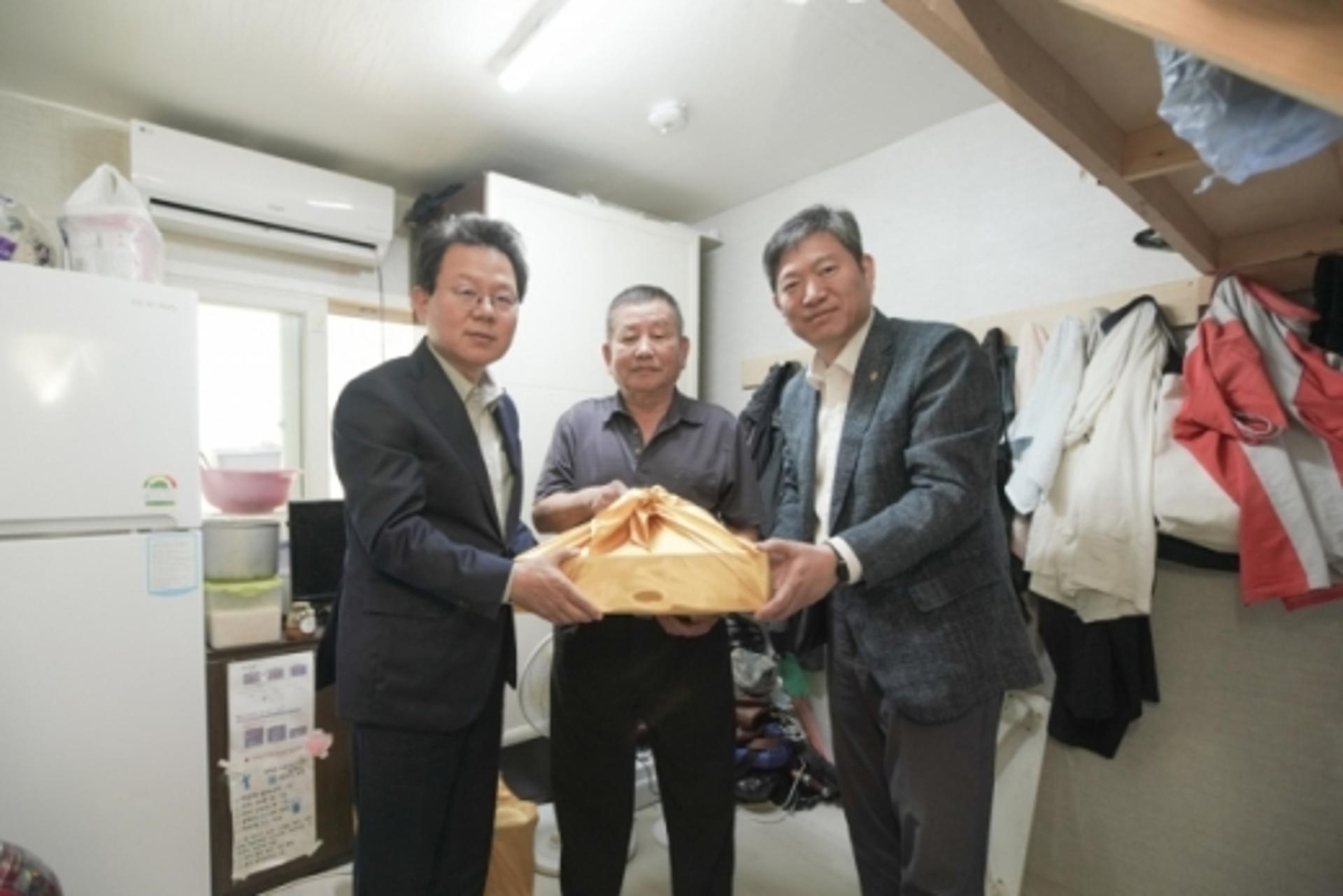 김광수 농협금융 회장, 국가유공자 방문해 위문품 전달