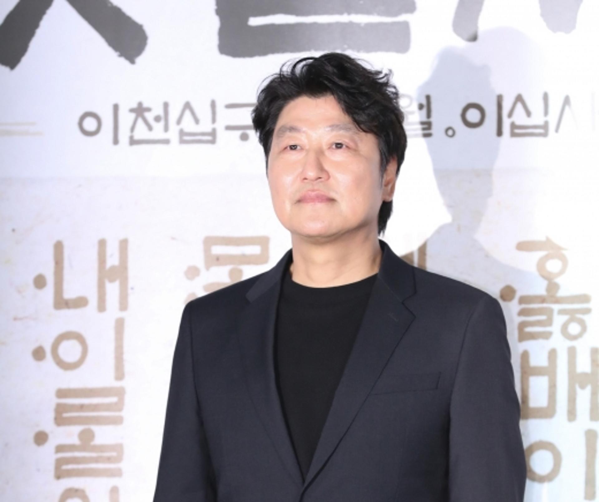 침통한 송강호… 故 전미선 빈소 방문해 애도